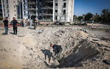 Israeli security and rescue forces at the scene of an Iranian ballistic missile impact in Beersheba, June 20, 2025. (Flash90)