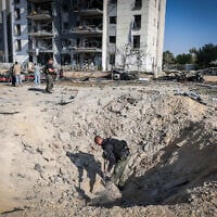 Israeli security and rescue forces at the scene of an Iranian ballistic missile impact in Beersheba, June 20, 2025. (Flash90)