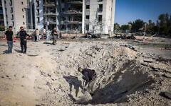 Israeli security and rescue forces at the scene of an Iranian ballistic missile impact in Beersheba, June 20, 2025. (Flash90)
