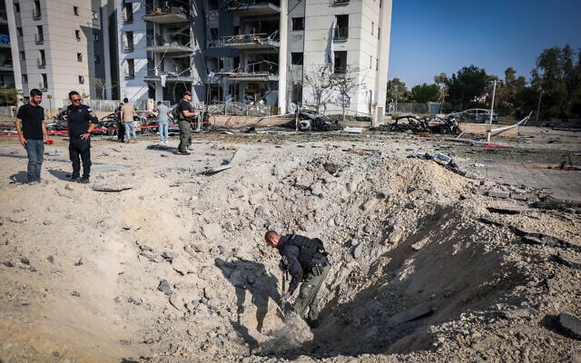 Israeli security and rescue forces at the scene of an Iranian ballistic missile impact in Beersheba, June 20, 2025. (Flash90)