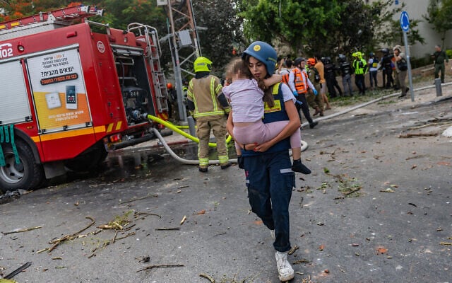 Israeli security and rescue forces at the scene where a ballistic missile fired from Iran hit and caused damage in Tel Aviv, June 22, 2025. (Chaim Goldberg/Flash90)