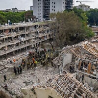 Israeli security and rescue forces at the scene where a ballistic missile fired from Iran hit and caused damage in Tel Aviv, June 22, 2025. (Chaim Goldberg/Flash90)