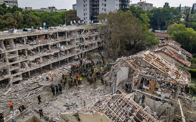Israeli security and rescue forces at the scene where a ballistic missile fired from Iran hit and caused damage in Tel Aviv, June 22, 2025. (Chaim Goldberg/Flash90)