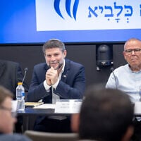 Finance Minister Bezalel Smotrich, flanked by Business Sector Presidium chair Dubi Amitai (left) and Histadrut Labor Federation chief Arnon Bar-David (right), attends a press conference at the Ministry of Finance in Jerusalem, June 23, 2025. (Oren Ben Hakoon/FLASH90)