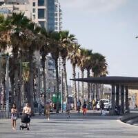 The beach in Tel Aviv as a ceasefire between Israel and Iran begins, June 24, 2025. (Chaim Goldberg/Flash90)