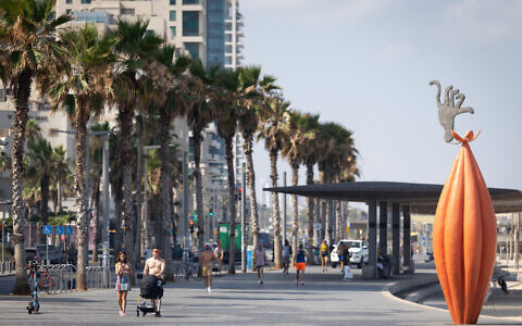 The beach in Tel Aviv as a ceasefire between Israel and Iran begins, June 24, 2025. (Chaim Goldberg/Flash90)