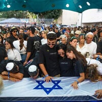 Family members and friends attend the funeral service of slain hostage Yonatan Samerano in Tel Aviv, June 24, 2025. (Chaim Goldberg/Flash90)