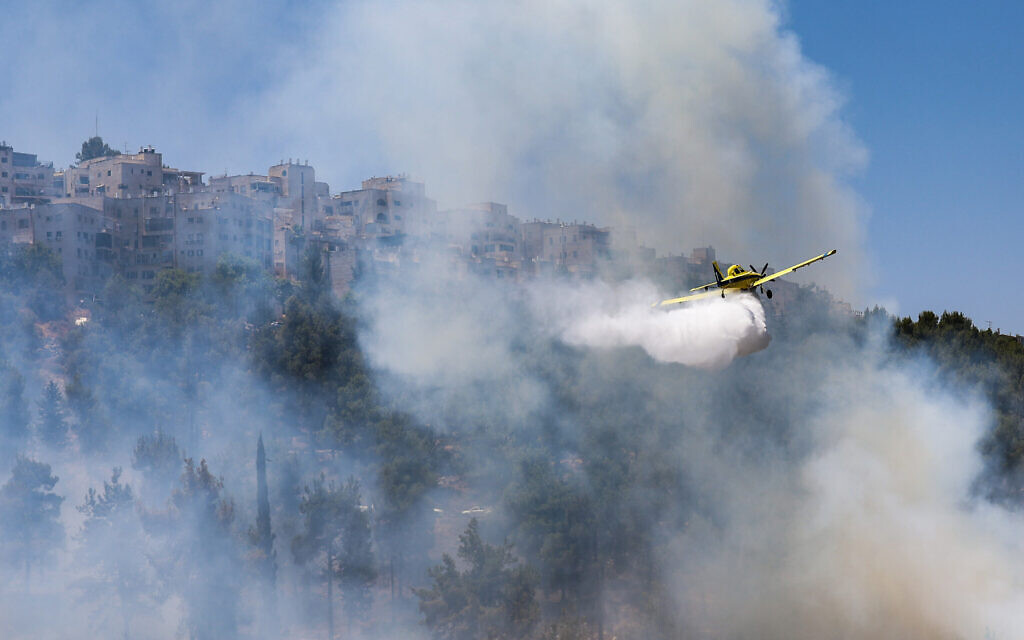 A firefighting plane works to extinguish a large fire in Jeursalem, June 26, 2025 (Oren Ben Hakoon/Flash90) A firefighting plane works to extinguish a large fire in Jeursalem, June 26, 2025 (Oren Ben Hakoon/Flash90)