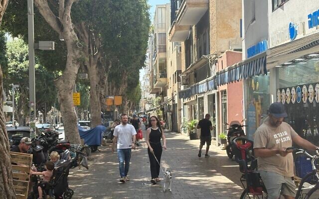 Pedestrians on Dizengoff Street in North Tel Aviv, June 15, 2025. (Ariela Karmel)