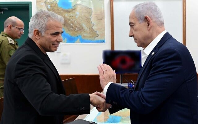Prime Minister Benjamin Netanyahu, right, meets Opposition Leader Yair Lapid in his office on June 17, 2025. (Avi Ohayon/GPO)