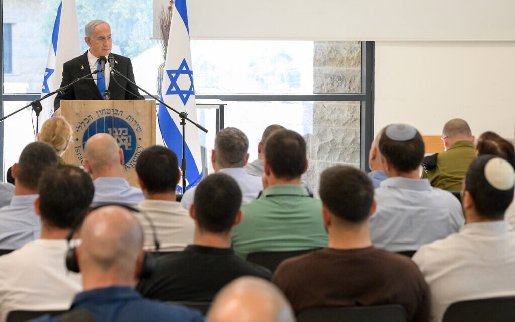 Prime Minister Benjamin Netanyahu visits a Shin Bet facility, June 29, 2025. (Maayan Toaf/GPO)