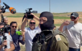 An IDF officer is seen speaking to a group of international journalists near Masafer Yatta, West Bank, June 2, 2025. (X screenshot used in accordance with article 27a of the Copyright Law)