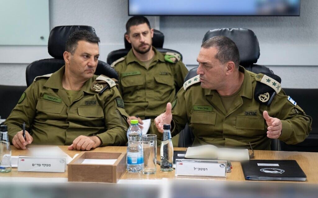 IDF Chief of Staff Lt. Gen. Eyal Zamir (right) and Southern Command chief Maj. Gen. Yaniv Asor meet at the Southern Command HQ in Beersheba, June 6, 2025. (Israel Defense Forces)