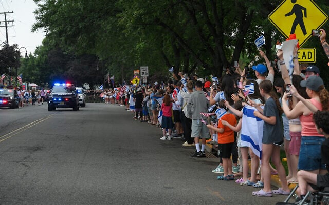 Supporters of former Hamas hostage Edan Alexander welcome him back to his hometown of Tenafly, New Jersey, June 19, 2025. (Liri Agami/Flash90)