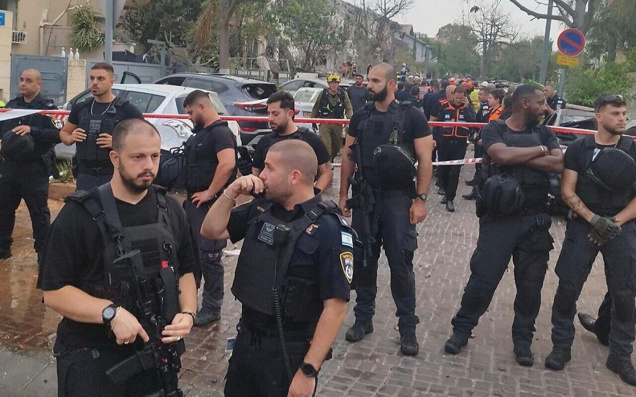 Iranian Missiles Kill 3, Injure Dozens in Central Israel