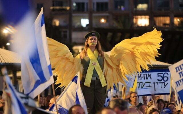 Anti-government protesters attend a demonstration in Rabin Square, Tel Aviv, June 5, 2025. (Yoav Loeff/Pro-Democracy Protest Movement)