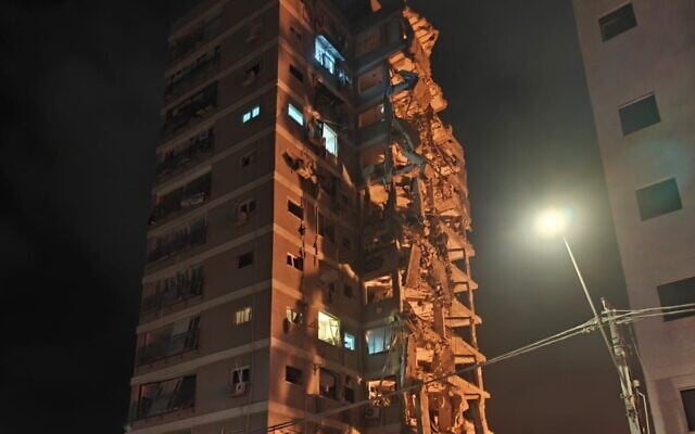 Damage seen in a building in central Israel following an Iranian missile barrage, early June 15, 2025. (Image used in accordance with clause 27a of the copyright law)