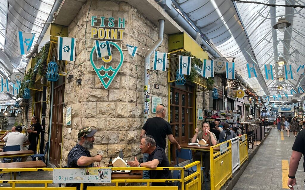 Patrons eating out at the Mahane Yehuda Market in Jerusalem despite the war with Iran on June 17, 2025. (Rossella Tercatin/Times of Israel)