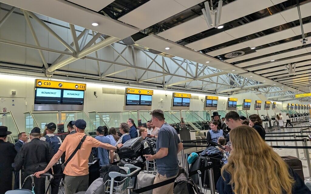 Disgruntled El Al customers stranded abroad find little help in getting back home