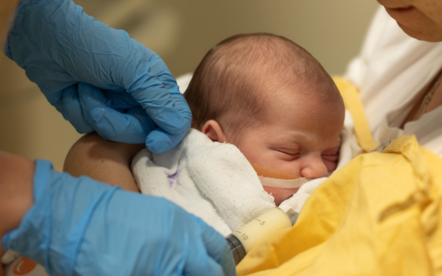 A newborn returns to the regular ward at Ichilov Medical Center after a ceasefire with Iran, June 25, 2025 (Ichilov/ Jenny Yerushalmi)