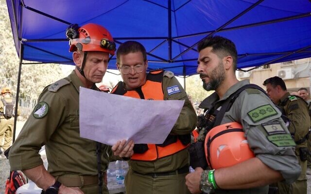 Home Front Command chief Maj. Gen. Rafi Milo (left) at the scene of an Iranian ballistic missile impact in Holon, June 19, 2025. (Israel Defense Forces)