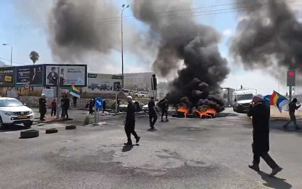 Israeli Druze block roads, rally for Syrian community as regime advances on Sweida