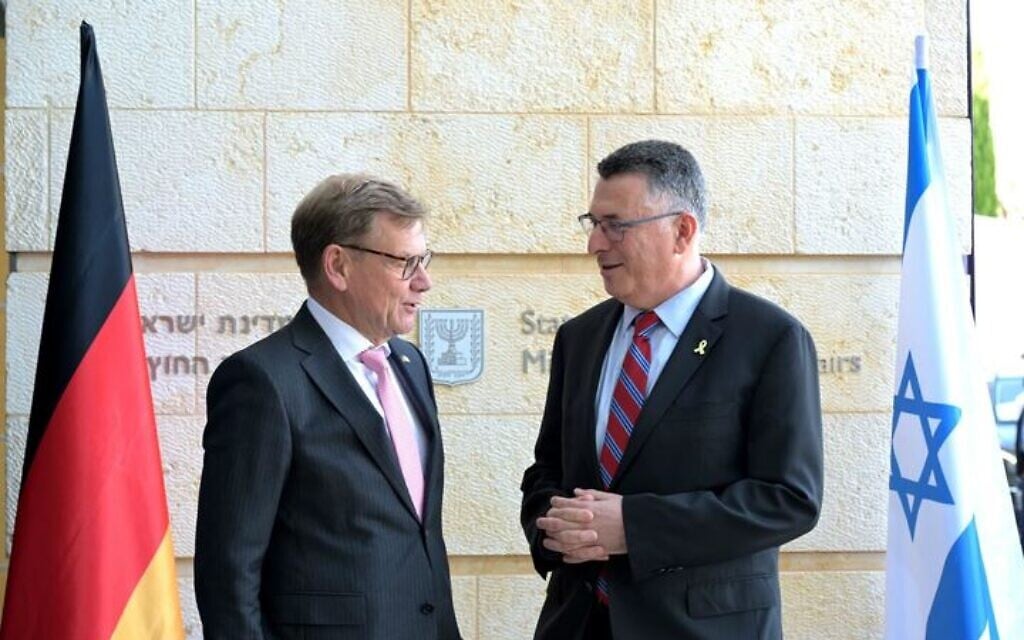 German Foreign Minister Johann Wadephul (L) poses for a photo with his Israeli counterpart Gideon Sa'ar ahead of a meeting at the Foreign Ministry in Jerusalem, on July 31, 2025. (Shlomi Amsalem/GPO)
