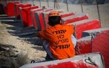An Israeli settler youth, wearing an anti-disengagement T-shirt that reads: 'A Jew doesn't expel a Jew,' September 27, 2005. (DAVID FURST / AFP)
