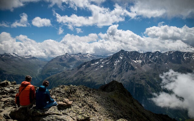 Illustrative: Hikers take a break on the top of the Gaislachkogl Mountain in the Tyrol region in the heart of the Austrian Alps, on July 11, 2018. (VLADIMIR SIMICEK / AFP / File) Illustrative: Hikers take a break on the top of the Gaislachkogl Mountain in the Tyrol region in the heart of the Austrian Alps, on July 11, 2018. (VLADIMIR SIMICEK / AFP / File)