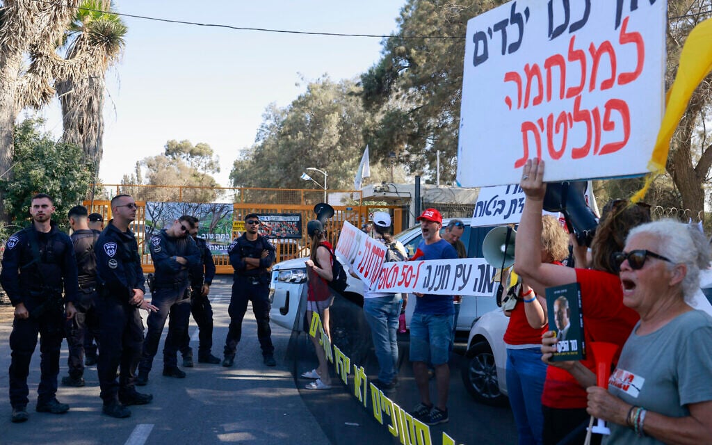 Anti-government protesters demonstrate against Prime Minister Benjamin Netanyahus planned visit to Kibbutz Nir Oz, near the border with the Gaza Strip in southern Israel, on July 3, 2025. (Menahem Kahana/AFP)