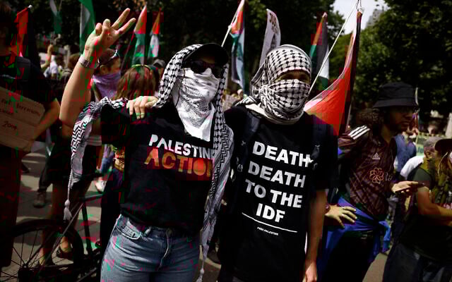 Anti-Israel protesters, one wearing a shirt reading 'death, death to the IDF,' gather outside the High Court in London on July 4, 2025. (BENJAMIN CREMEL / AFP) Anti-Israel protesters, one wearing a shirt reading 'death, death to the IDF,' gather outside the High Court in London on July 4, 2025. (BENJAMIN CREMEL / AFP)