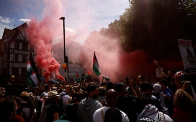 Protesters gather outside the High Court in London on July 4, 2025 to support a challenge to the Home Secretary's decision to proscribe Palestine Action under anti-terror laws. (BENJAMIN CREMEL / AFP)