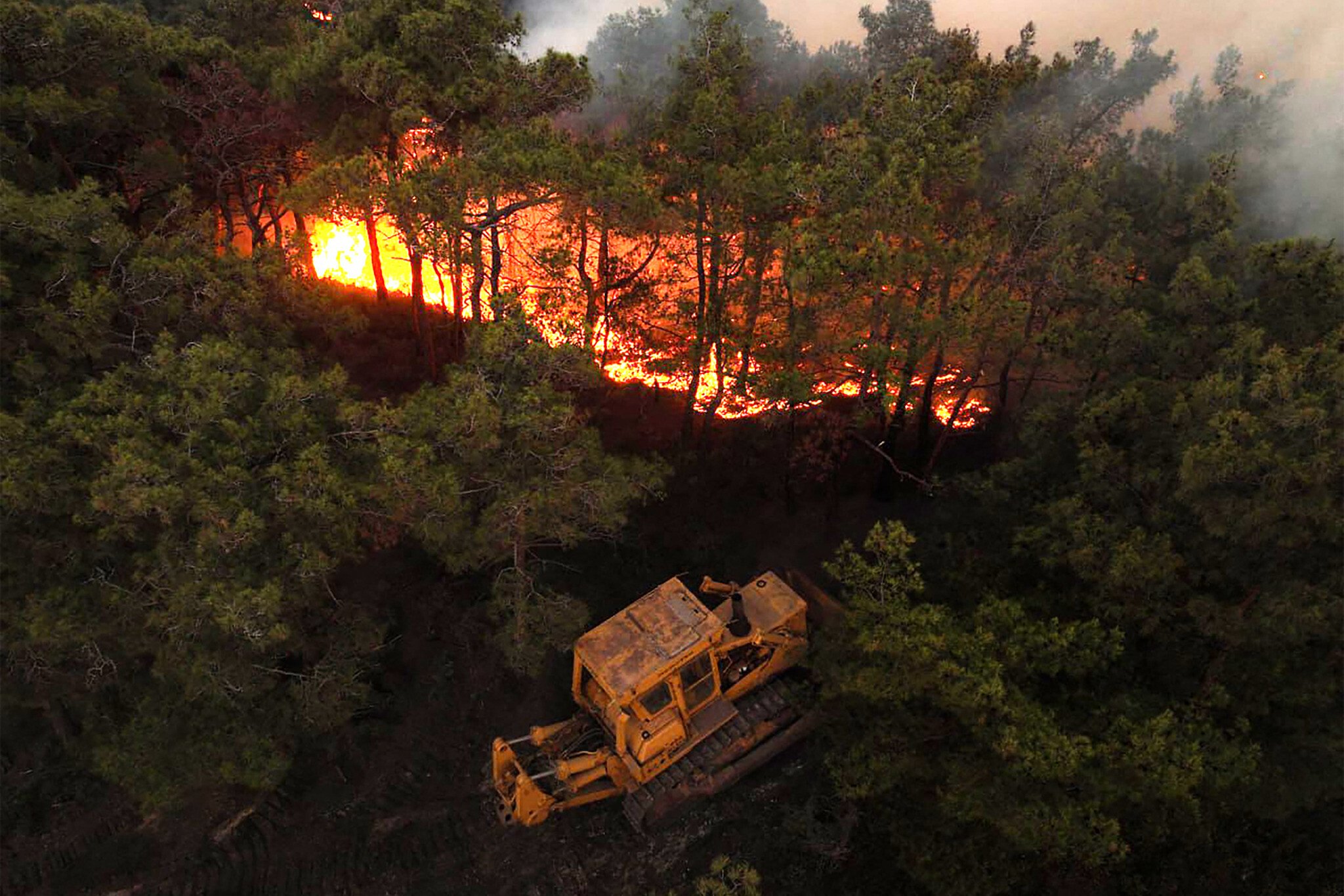 NextImg:Wildfires rage in Syria for 3rd day, with conditions made worse by unexploded munitions