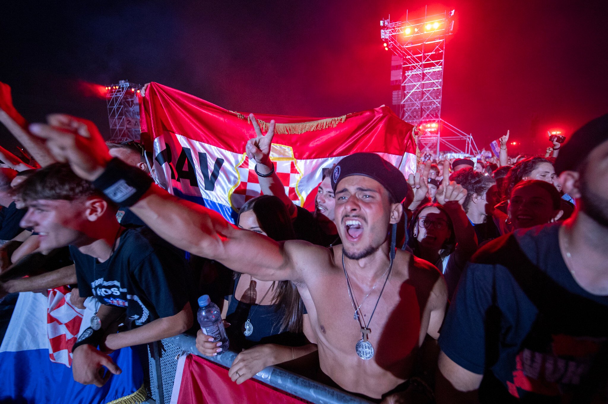 Croatian right-wing singer joins hundreds of thousands of fans in pro-Nazi salute