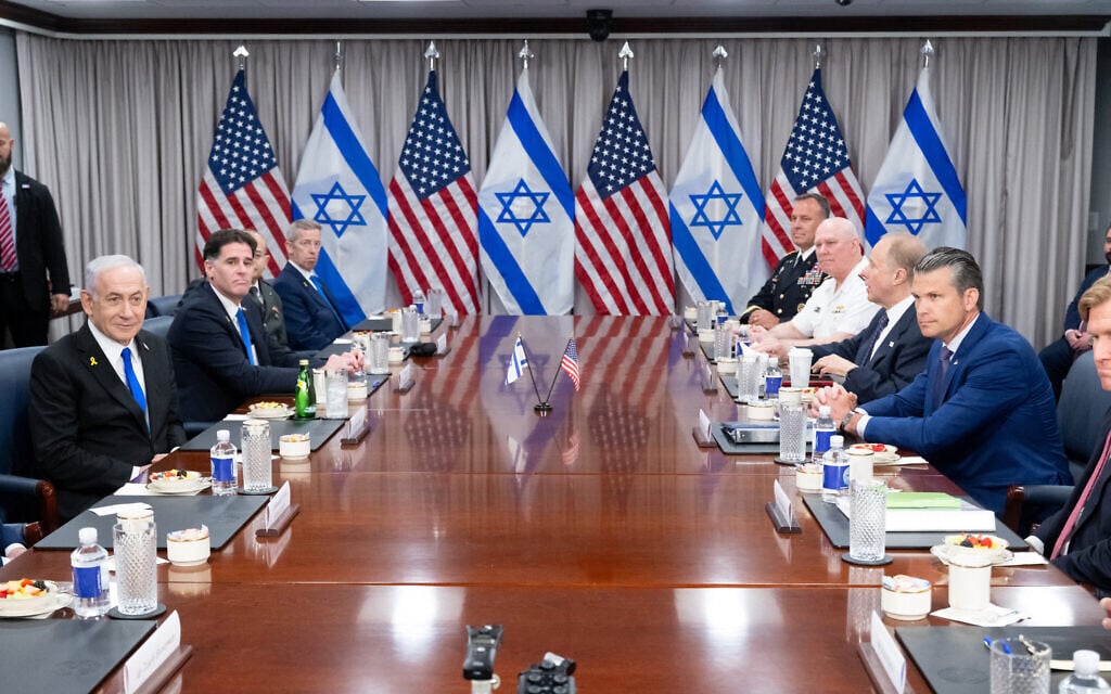US Secretary of Defense Pete Hegseth (R) and Israeli Prime Minister Benjamin Netanyahu (L) hold a meeting at the Pentagon in Washington, DC, on July 9, 2025. (SAUL LOEB / AFP)