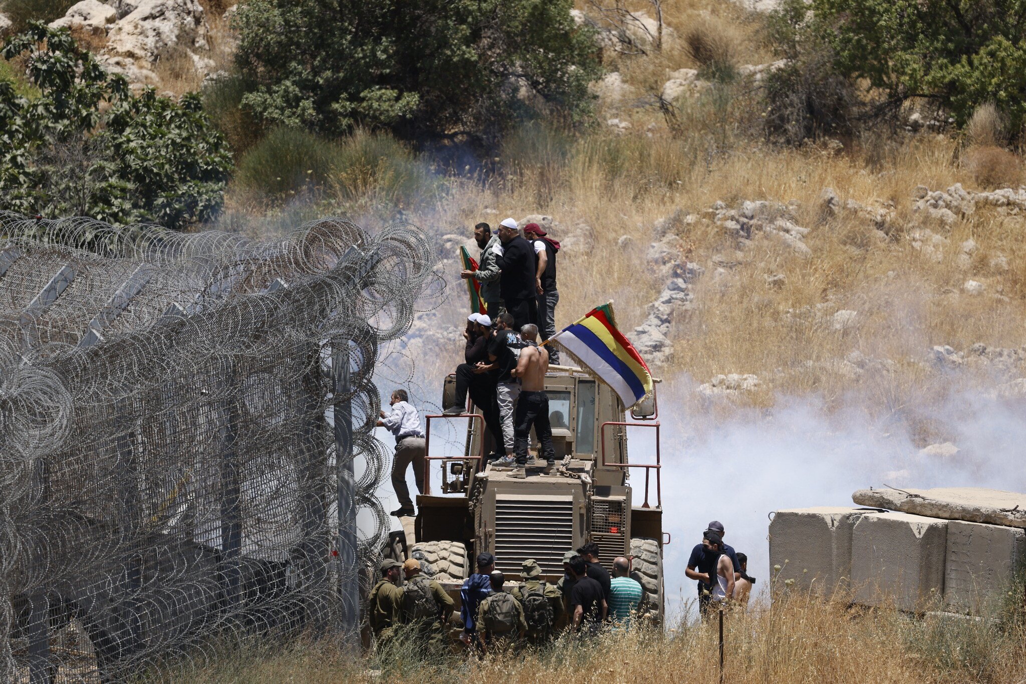 Border chaos as 1,000 Druze breach frontier into Syria; heavy IDF strikes hit Damascus