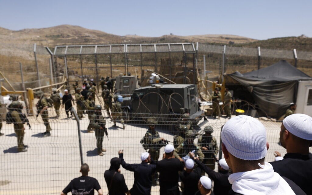 Israeli troops take measures to stop Druze Syrians from crossing into the Golan Heights, near Majdal Shams on July 16, 2025 (Jalaa MAREY / AFP)