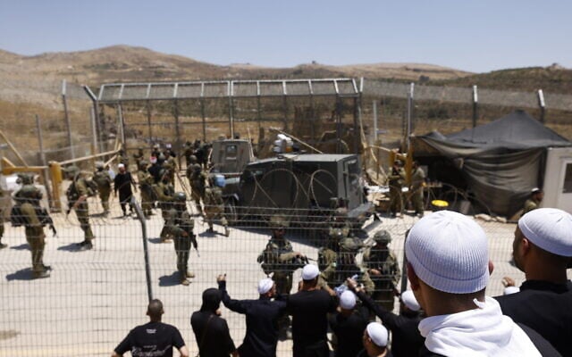 Israeli troops take measures to stop Druze Syrians from crossing into the Golan Heights, near Majdal Shams on July 16, 2025 (Jalaa MAREY / AFP)