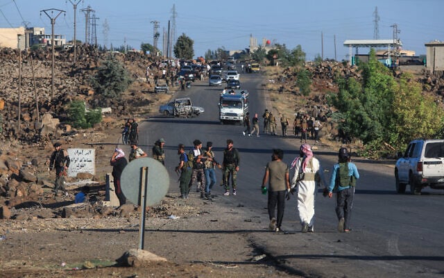 Bedouin and tribal fighters deploy at the western entrance of Syria's Druze heartland of Sweida on July 18, 2025. (Bakr ALKASEM / AFP) Bedouin and tribal fighters deploy at the western entrance of Syria's Druze heartland of Sweida on July 18, 2025. (Bakr ALKASEM / AFP)