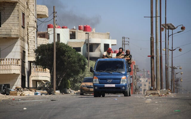 Tribal and Bedouin fighters deploy in southern Syria's predominantly Druze city of Sweida, amid clashes with Druze gunmen on July 19, 2025 (Abdulaziz KETAZ / AFP)