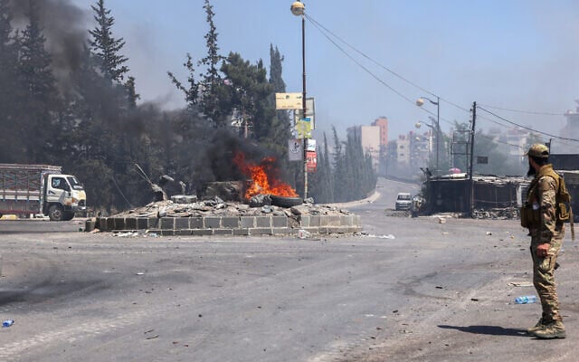 Tribal and Bedouin fighters deploy amid clashes in the predominantly Druze city of Sweida in southern Syria on July 19, 2025 (Bakr ALKASEM / AFP)