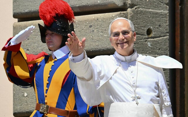 Pope Leo XIV waves the crowd after the Angelus prayer in Piazza della Liberta (Liberty Square) in front of Palazzo Apostolico (Apostolic Palace) in the summer papal estate in Castel Gandolfo, 40 km southeast of Rome, on July 20, 2025. (Photo by Alberto PIZZOLI / AFP)