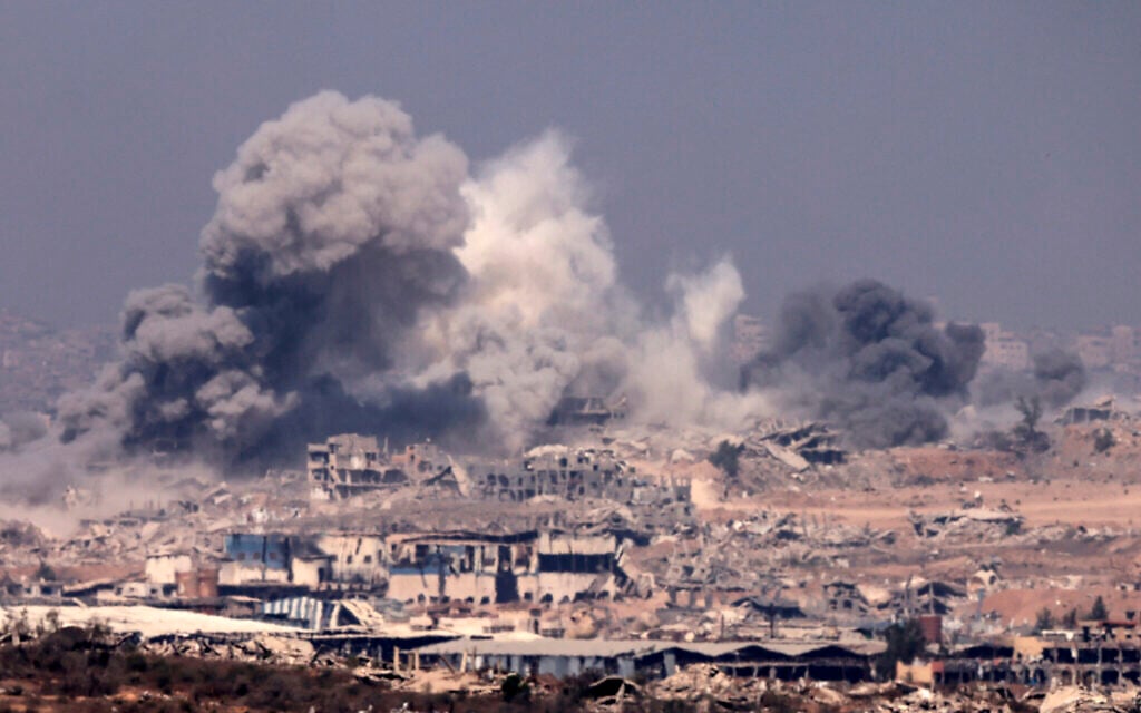 Thick smoke billowing during Israeli strikes on the Gaza Strip, July 27, 2025. (Menahem KAHANA / AFP)