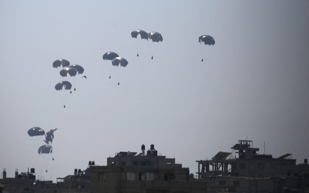 A military transport aircraft drops humanitarian aid over Al-Zawayda, in the central Gaza Strip, July 28, 2025. (Eyad BABA / AFP)
