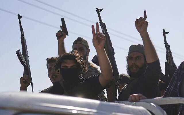Bedouin fighters stand on a pickup truck as they arrive at al-Dour village on the outskirts of Sweida city, during clashes between the Bedouin clans and Druze militias, southern Syria, July 18, 2025. (AP Photo/Ghaith Alsayed) Bedouin fighters stand on a pickup truck as they arrive at al-Dour village on the outskirts of Sweida city, during clashes between the Bedouin clans and Druze militias, southern Syria, July 18, 2025. (AP Photo/Ghaith Alsayed)