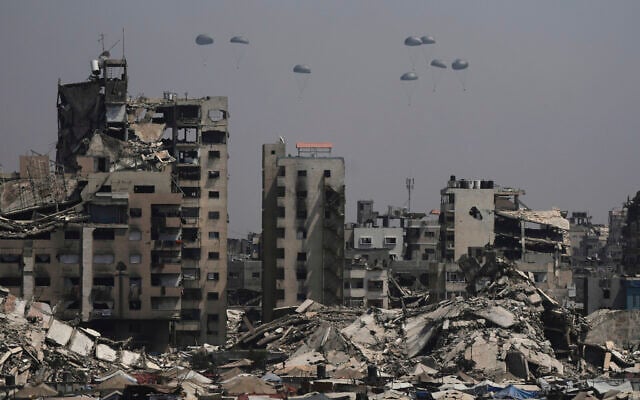 Humanitarian aid is airdropped to Palestinians over Gaza City, in the northern Gaza Strip, July 28, 2025. (AP Photo/Jehad Alshrafi)