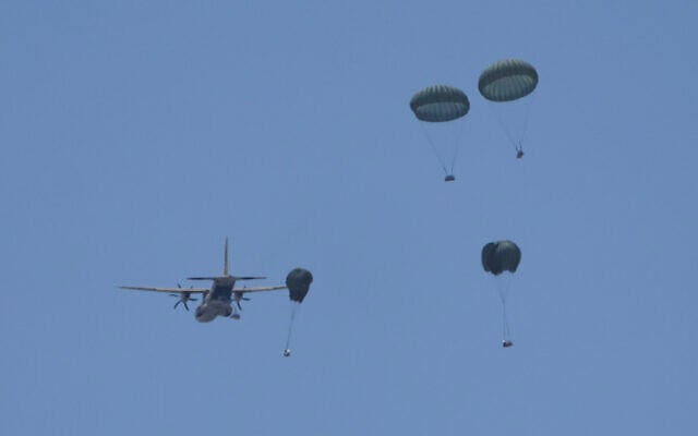 Humanitarian aid is airdropped to Palestinians over Deir al-Balah, central Gaza Strip Wednesday, July 30, 2025. (AP Photo/Abdel Kareem Hana)