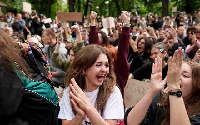 Participants react at a protest against a law targeting anti-corruption institutions in front of the Ukrainian parliament in Kyiv, Ukraine, Thursday, July 31, 2025. (AP Photo/Evgeniy Maloletka) Participants react at a protest against a law targeting anti-corruption institutions in front of the Ukrainian parliament in Kyiv, Ukraine, Thursday, July 31, 2025. (AP Photo/Evgeniy Maloletka)
