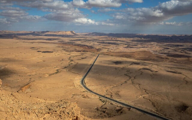 The winding road leading up to Makhtesh Ramon, a crater in southern Israel, February 26, 2023. (Doron Horowitz/Flash90)