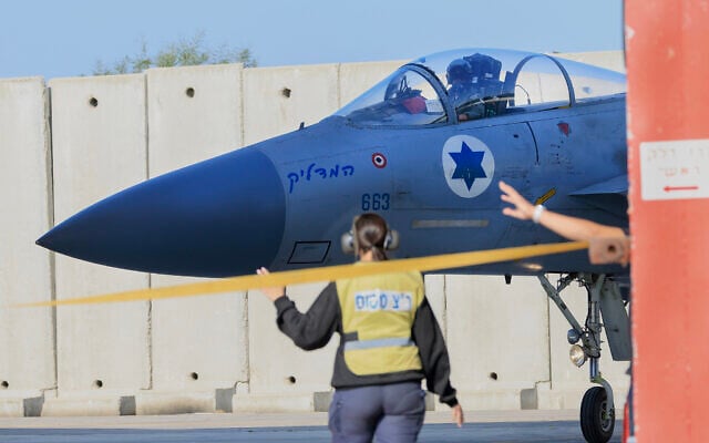 یک جت جنگنده F-15 نیروی هوایی اسرائیل، در پایگاه هوایی تل نوف، ۱ ژانویه ۲۰۲۴. (موشه شای/فلش۹۰)